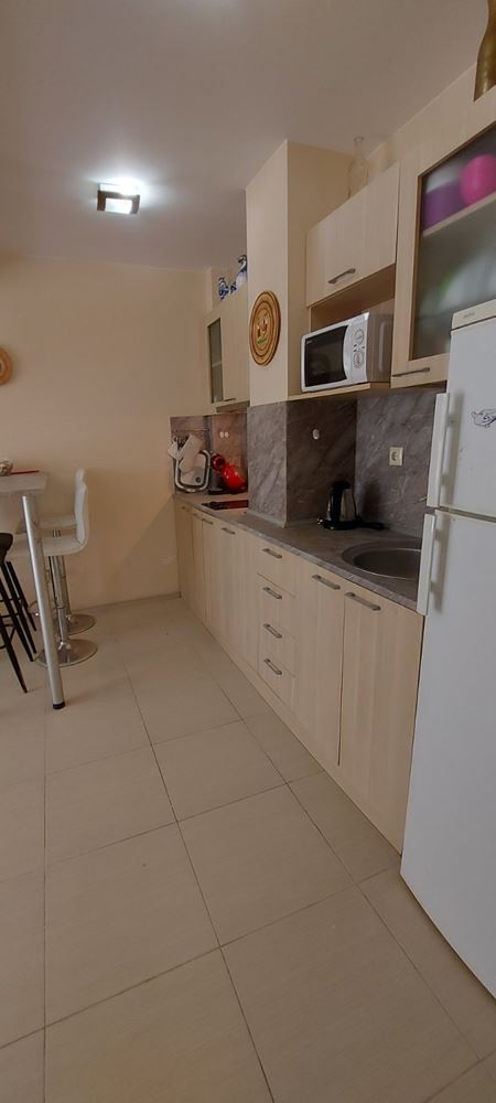 Útulný apartmán u moře s prostornou terasou a nízkým poplatkem za údržbu mezi Slunečným pobřežím a Sveti Vlas