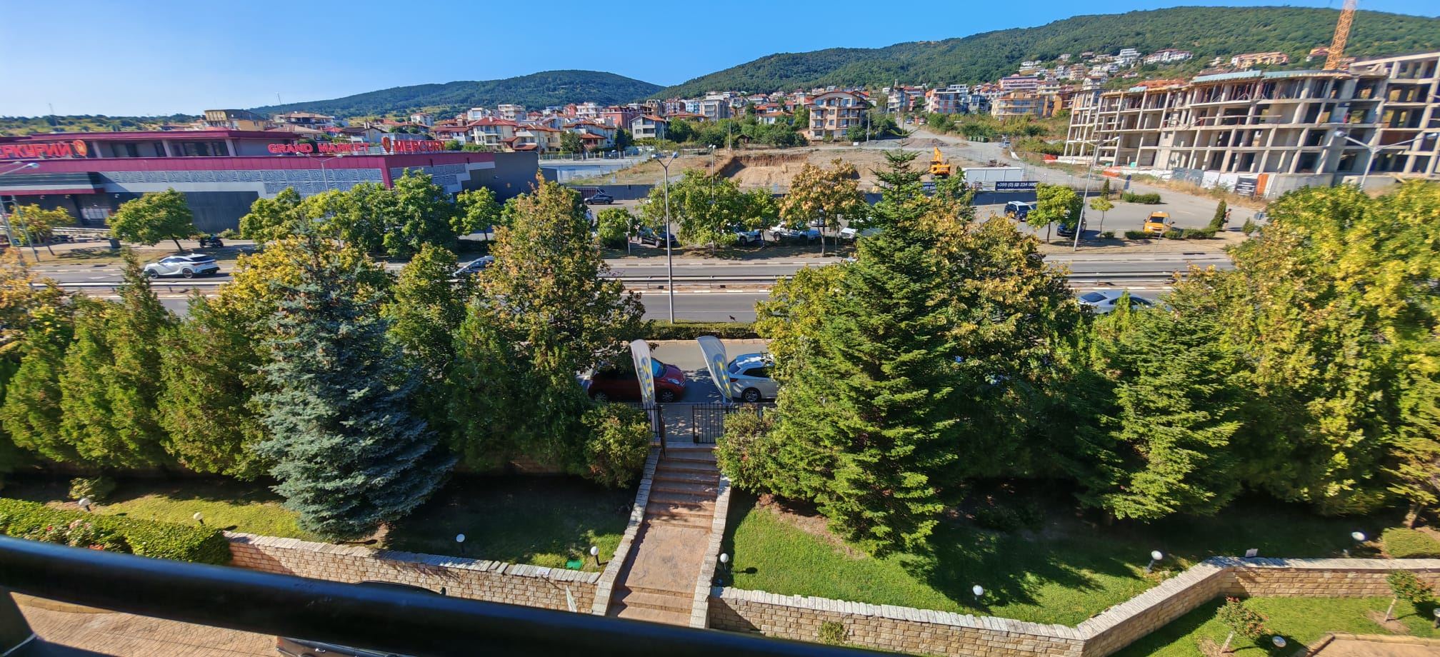 Panoramatický výhled na moře a bazény – prostorný apartmán se dvěma ložnicemi ve Sveti Vlas