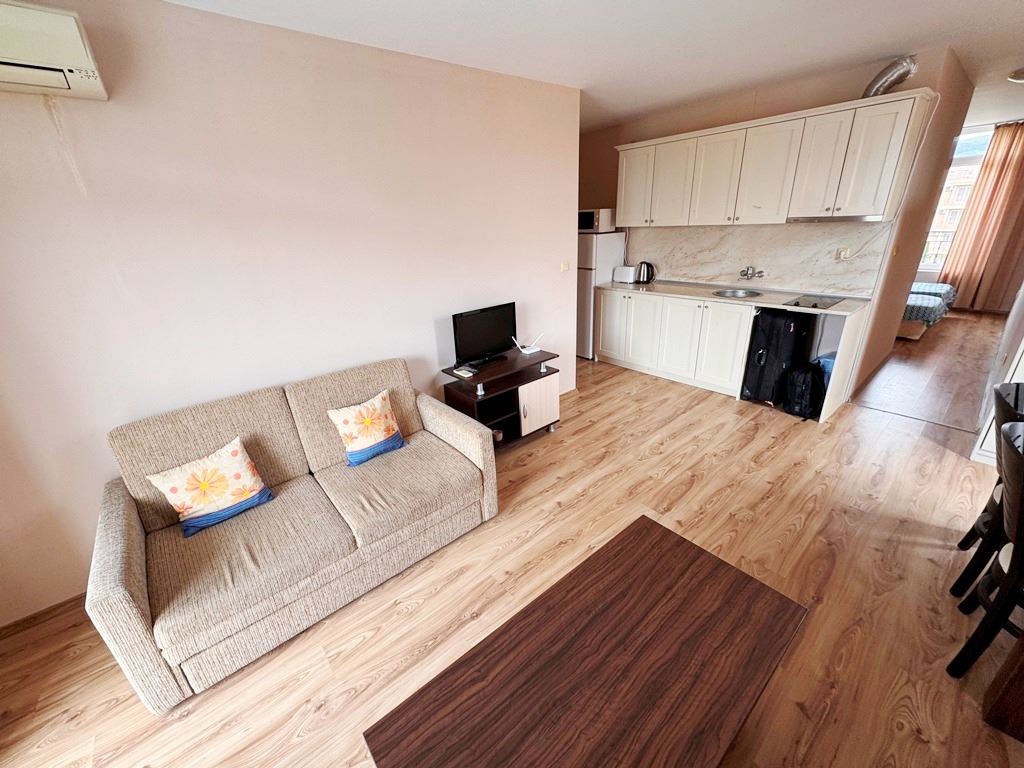 Dvoupokojový apartmán s výhledem na bazén v prestižním komplexu ve Slunečném pobřeží