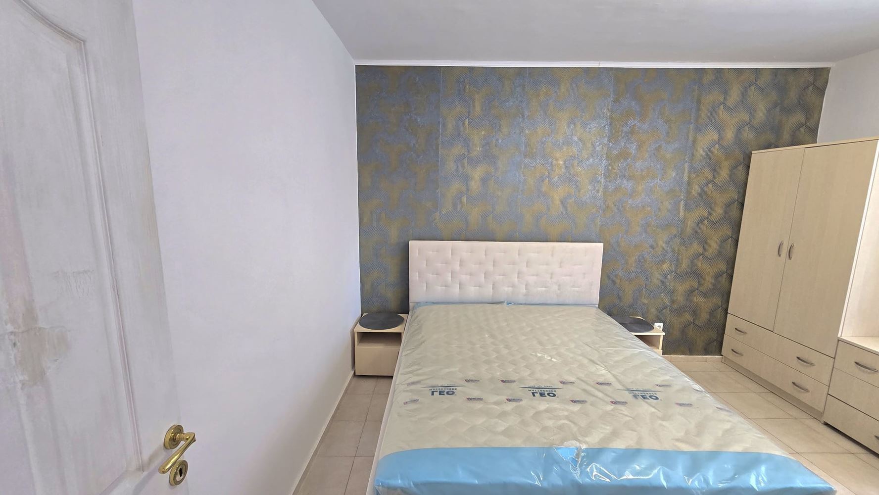 Apartmán se dvěma ložnicemi, jižní orientací a výhledem na bazén v Slunečném pobřeží