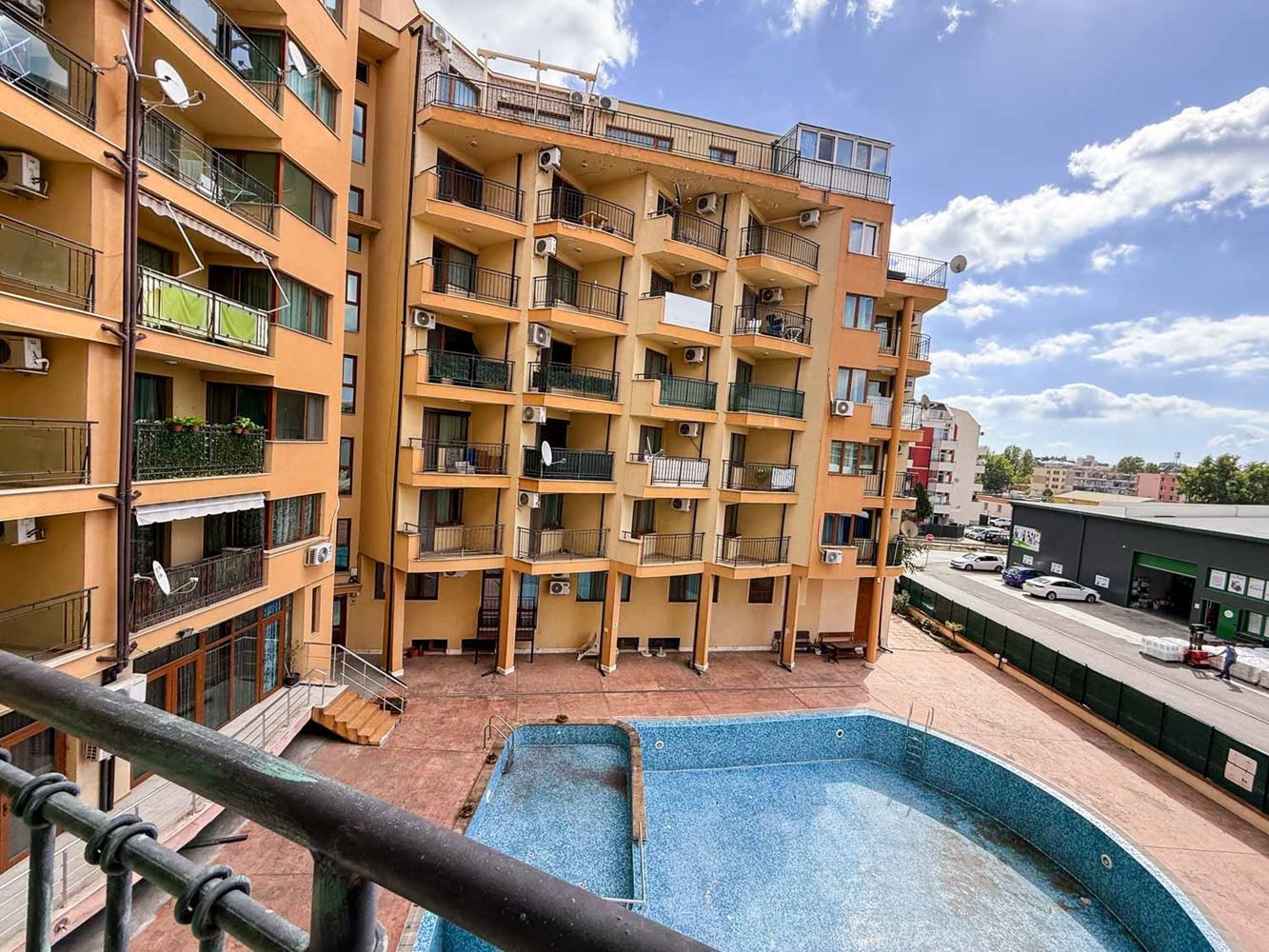 Sluneční pobřeží: útulný apartmán s jednou ložnicí s nízkým poplatkem za údržbu
