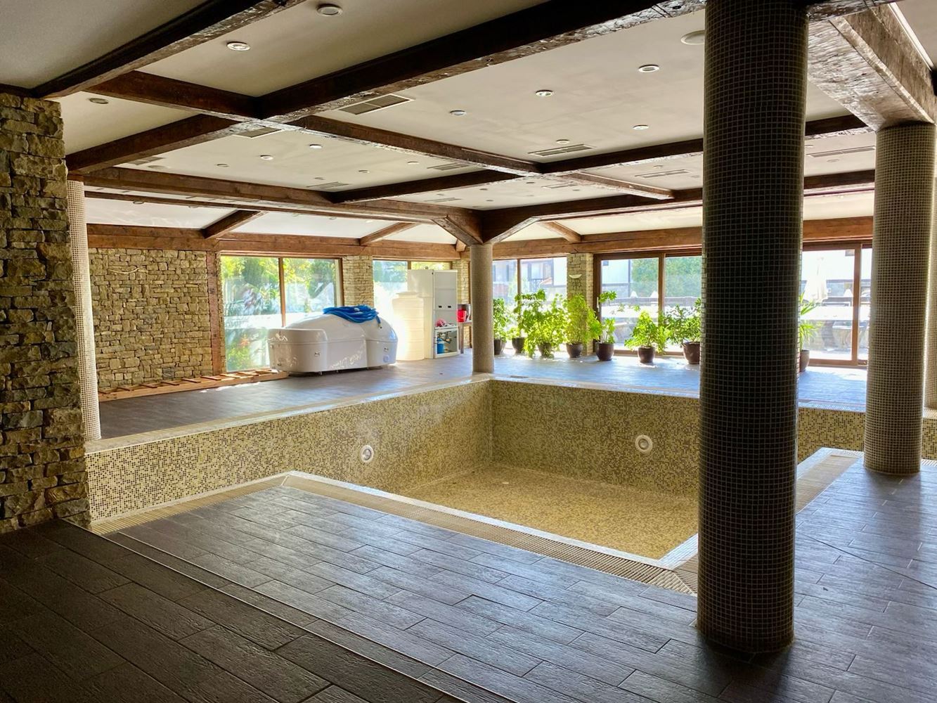 Prostorné plně zařízené studio s výhledem na bazén ve Slunečném pobřeží – komfort, klid a skvělá investice