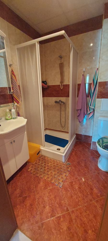 Prostorný apartmán se dvěma ložnicemi a výhledem na moře v první linii u moře – připraven k nastěhování
