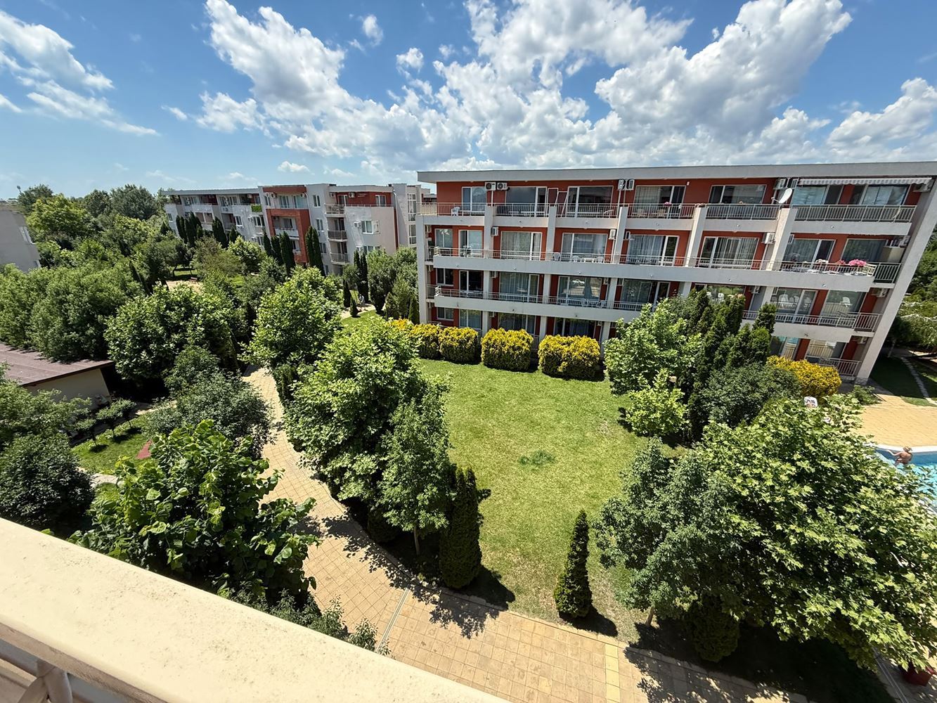 Prostorný apartmán s jednou ložnicí poblíž aquaparku na Slunečném pobřeží – skvělá příležitost pro investici i rekreační bydlení