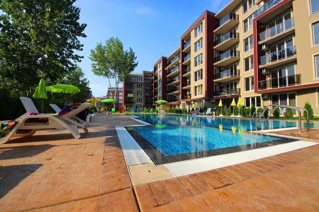 Apartmán s jednou ložnicí a vlastní zahradou na Slunečném pobřeží – Vaše zelená oáza u moře