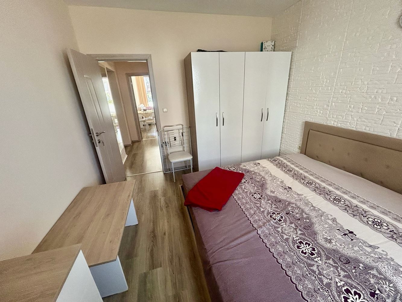 Komfortní 2+kk apartmán s přímým vstupem k bazénu v Nesebaru – mimořádně praktická nabídka