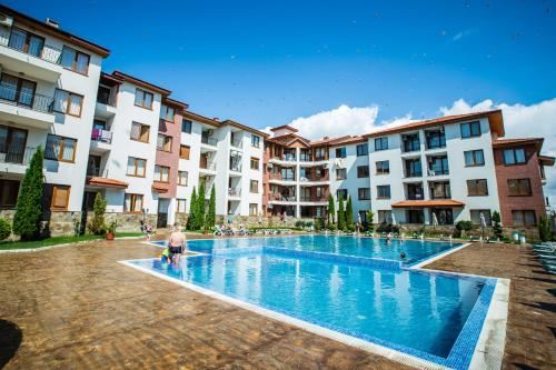 Apartmán se dvěma ložnicemi připravený k bydlení v pěkném komplexu v Nesebaru