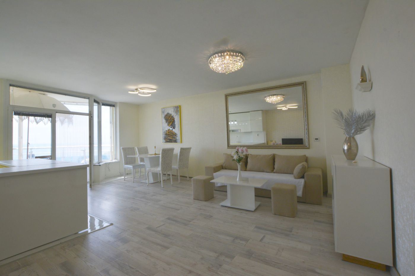 Luxusní třípokojový apartmán s výhledem na moře na první linii v Ravdě – 114 m², dvě terasy a maximální komfort