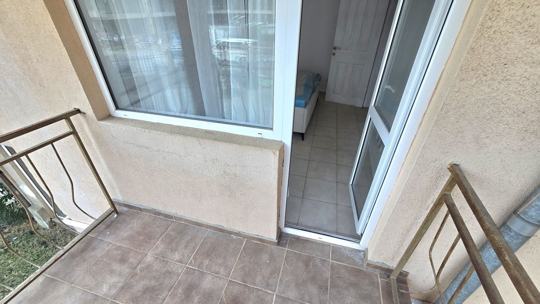 Apartmán se dvěma ložnicemi, jižní orientací a výhledem na bazén v Slunečném pobřeží