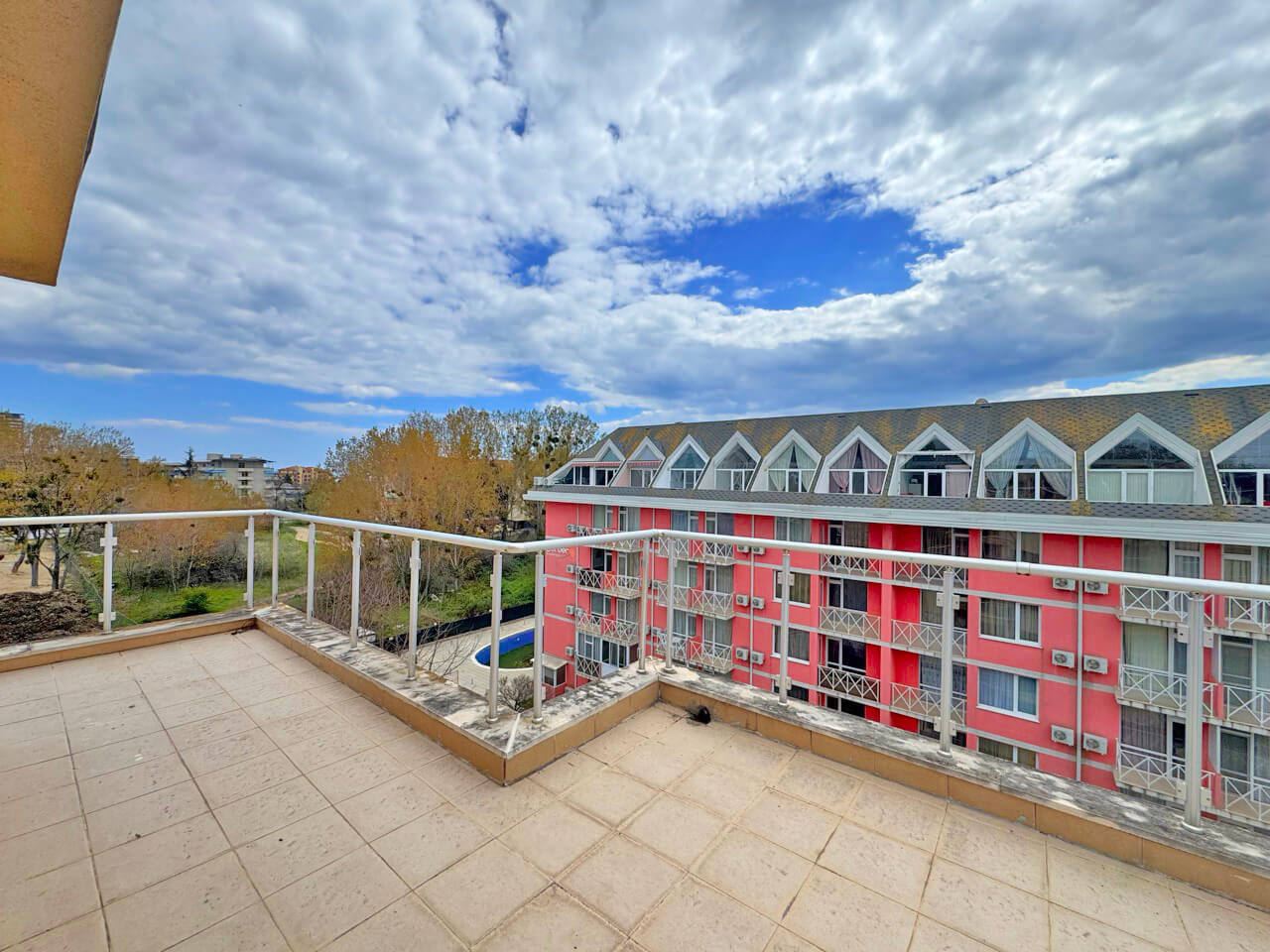 Panoramatický dvoupokojový apartmán s velkou terasou a otevřeným výhledem – Slunečné pobřeží