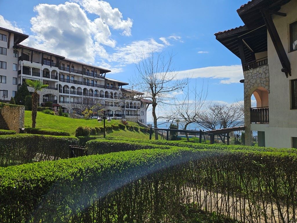 Luxus na první linii – stylový byt s verandou, soukromou zahradou a výhledem na moře ve Sveti Vlas