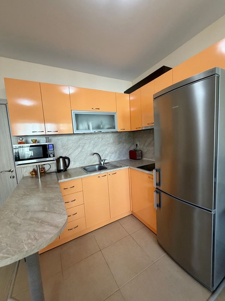 Sarafovo – prostorný apartmán s jednou ložnicí, Aktem 16, minimálním poplatkem za údržbu a kompletním vybavením