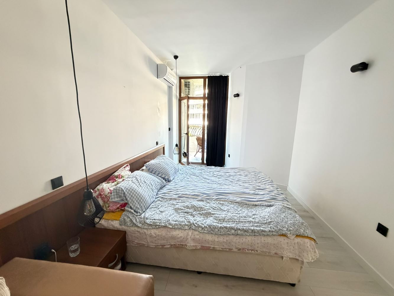 Prostorný apartmán s jednou ložnicí a velkou terasou v jižní části Slunečného pobřeží – vynikající investice u moře