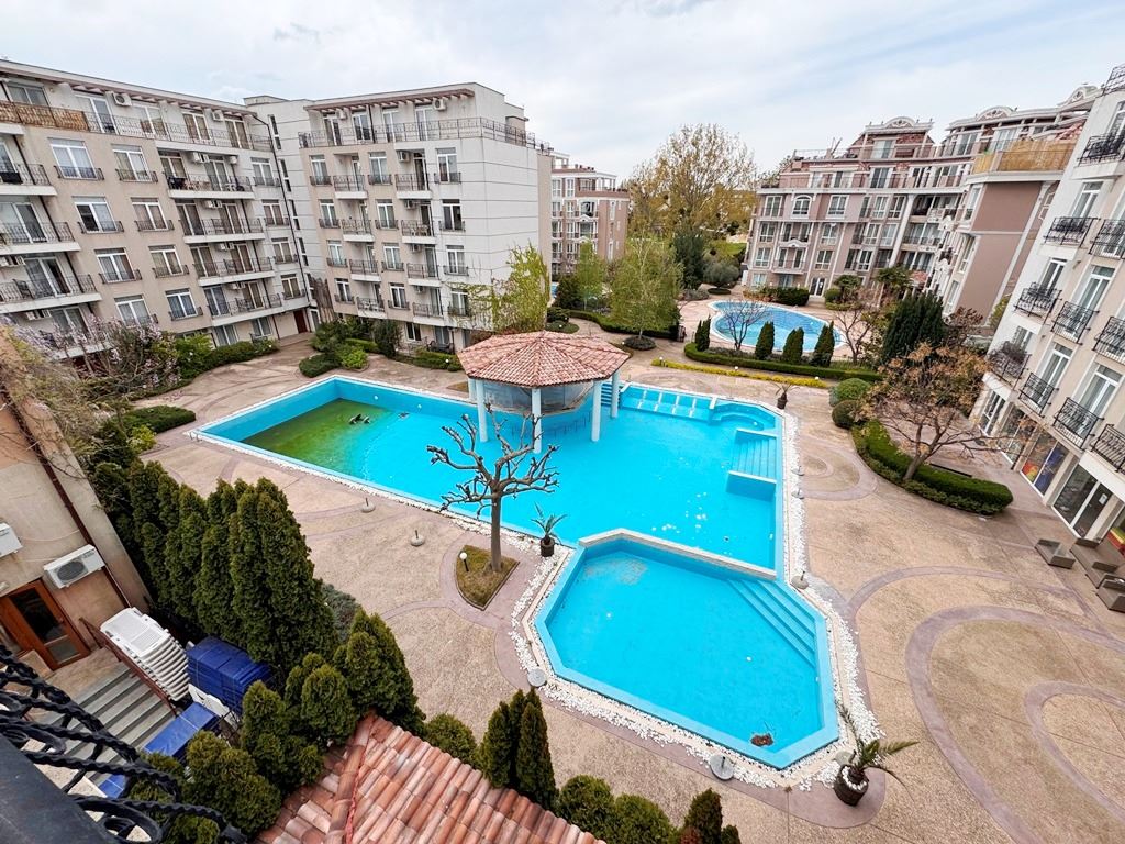 Dvoupokojový apartmán s výhledem na bazén v prestižním komplexu ve Slunečném pobřeží