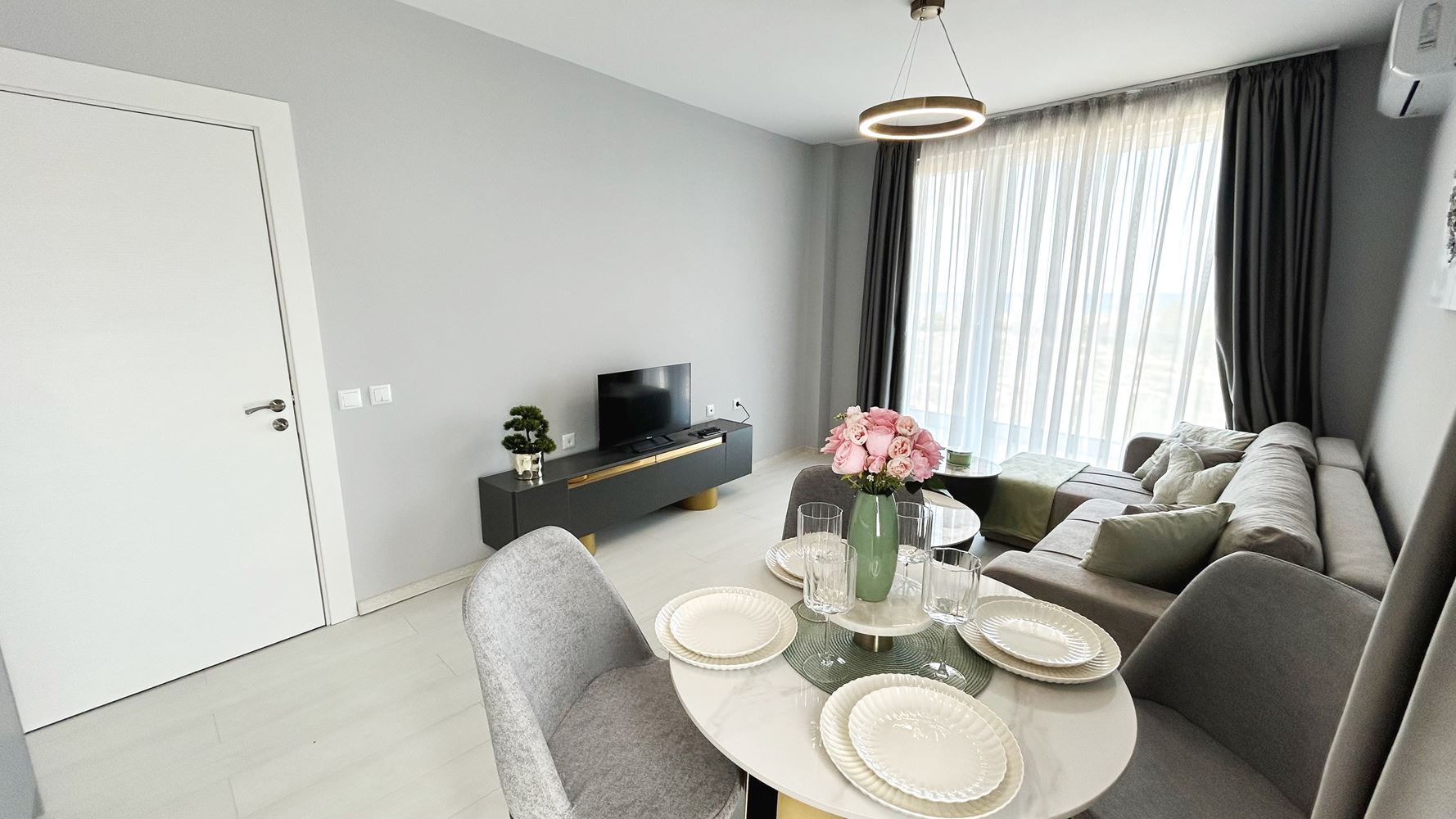 Elegantní byt se dvěma ložnicemi a panoramatickým výhledem na moře v první linii u moře na Slunečném pobřeží