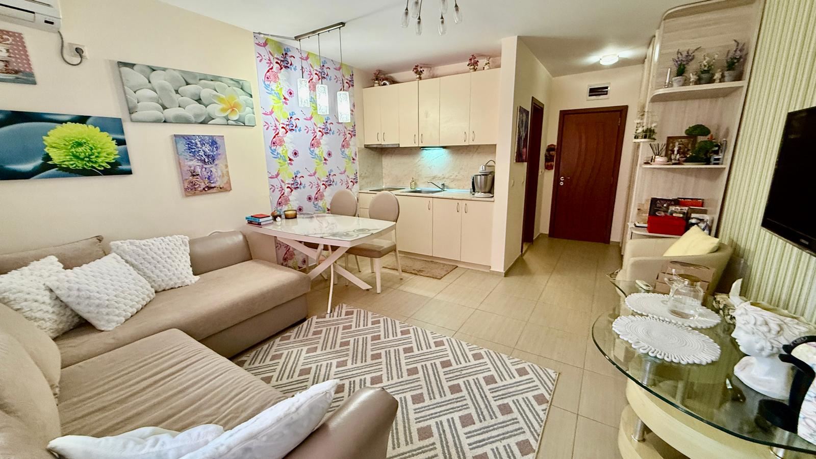 Apartmán se dvěma ložnicemi v první linii u moře v Nesebaru – prostornost, dvě ložnice a moře přímo před komplexem