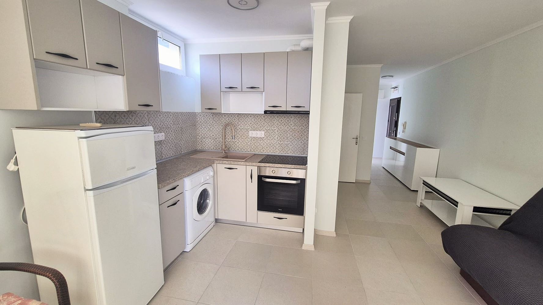 Stylový apartmán s jednou ložnicí a novým zařízením v oblasti Cocoa Beach – připravený k nastěhování