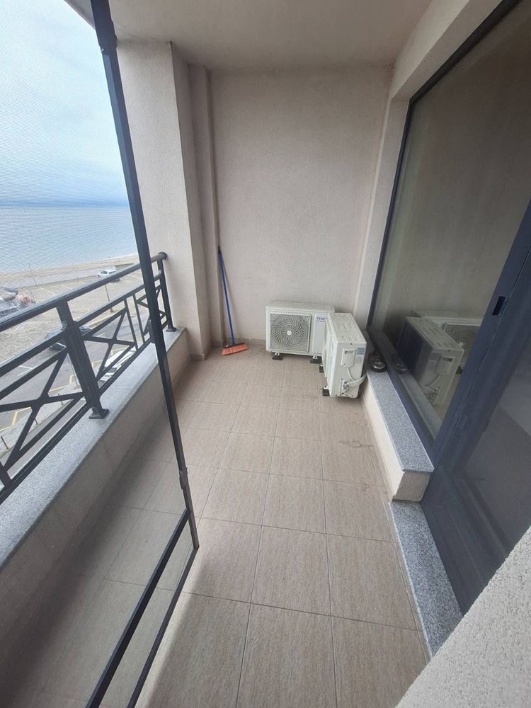Byt 2+1 v první linii u moře s panoramatickým výhledem a prostornou terasou
