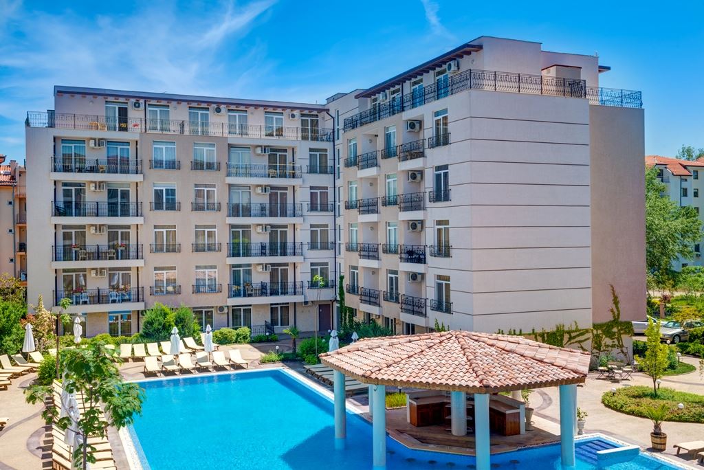 Prostorný byt s jednou ložnicí s výhledem na bazén v Sunny Beach – možnost druhé ložnice