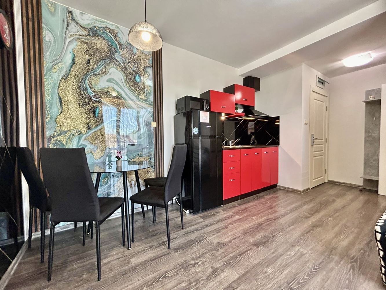Apartmán s jednou ložnicí a dvěma prostornými terasami ve Slunečném pobřeží – plně zařízený a připravený k užívání