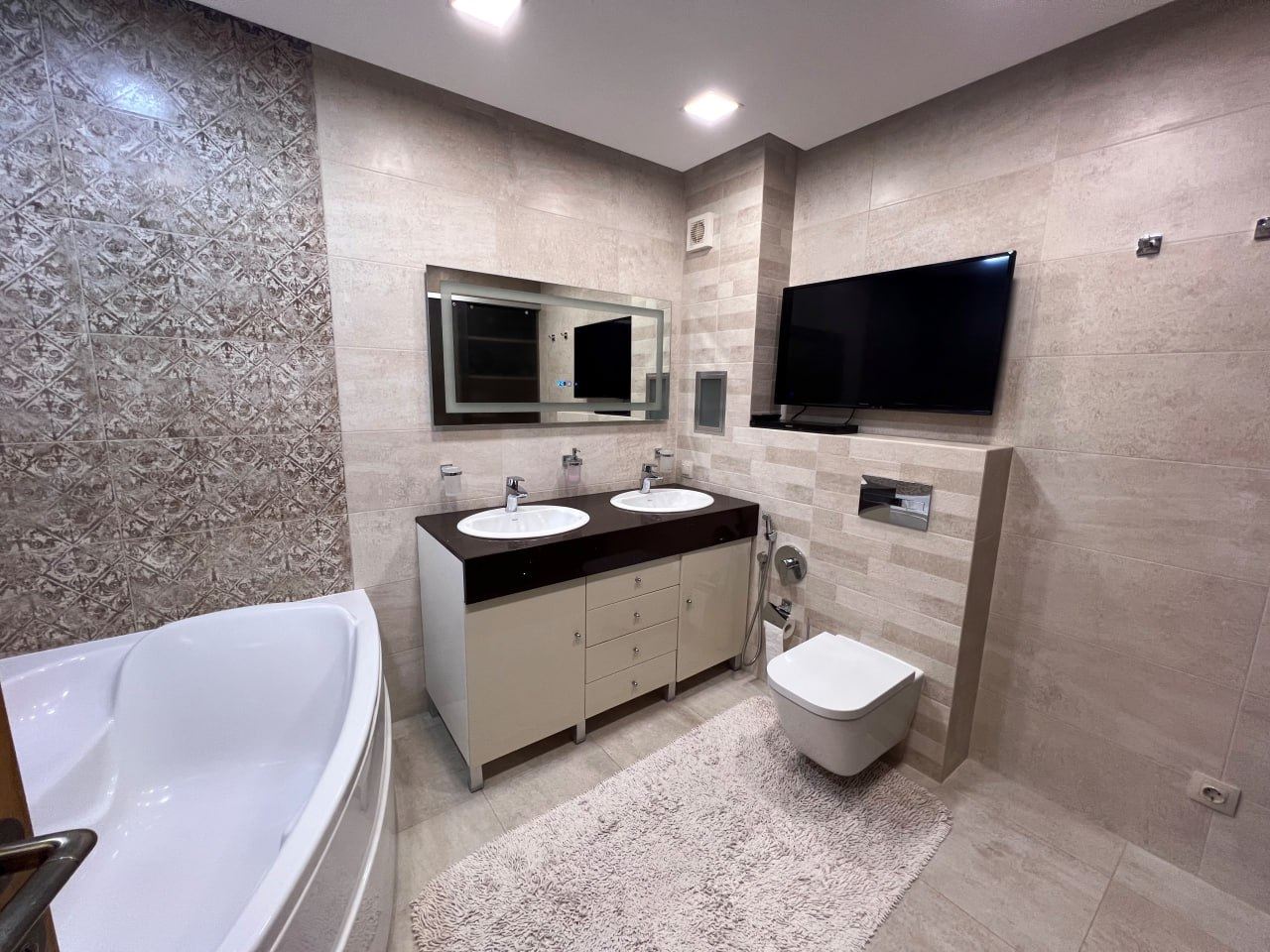 Prostorný apartmán se třemi ložnicemi a panoramatickým výhledem na moře pouze 50 metrů od pláže – nízký poplatek za údržbu!
