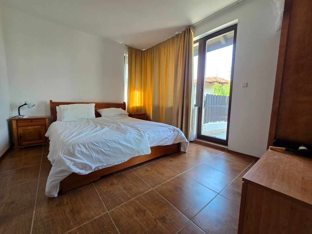 Prostorný apartmán se dvěma ložnicemi v moderním komplexu s bazény a výbornou infrastrukturou – připravený k nastěhování nebo investici