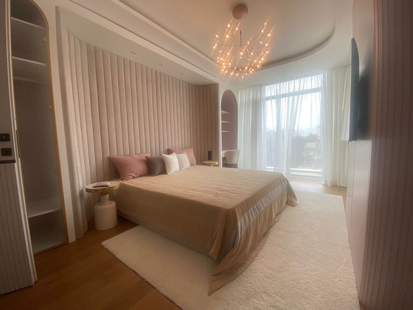 Elegantní a prostorný třípokojový apartmán v první linii u moře v Nesebaru – panoramatický výhled na moře a prémiový komfort